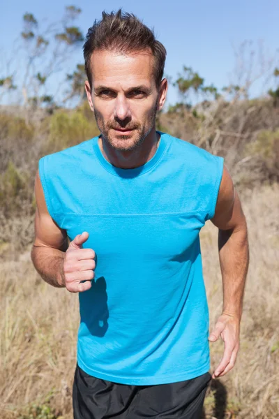 Atletico uomo jogging in campagna — Foto Stock