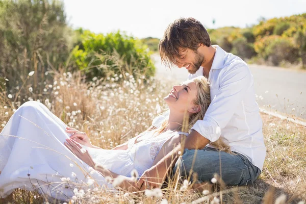 Couple relaxant à la campagne — Photo