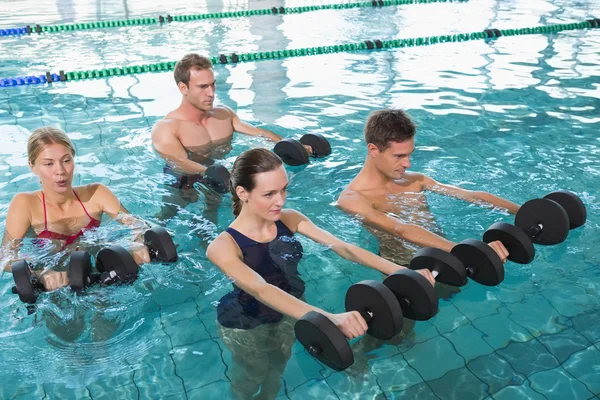 Aula de fitness fazendo aeróbica aquática — Fotografia de Stock