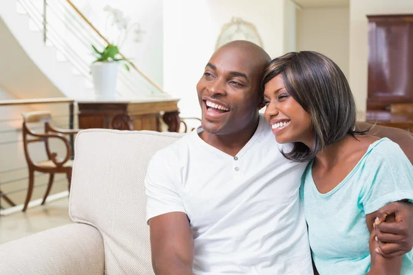 Pareja feliz relajándose en el sofá — Foto de Stock