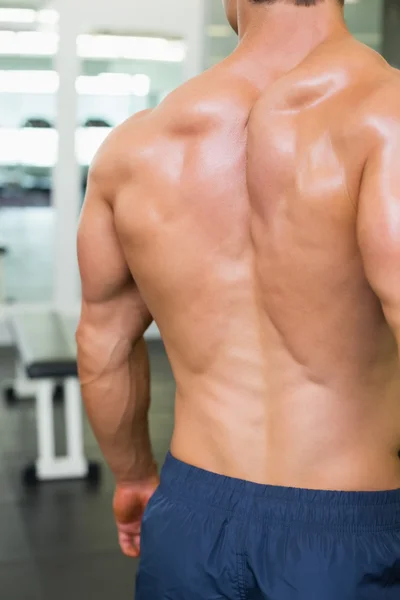 Close-up visão traseira de um fisiculturista sem camisa — Fotografia de Stock