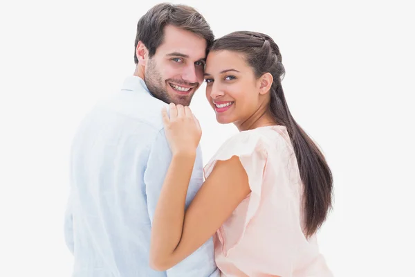 Atractiva pareja joven sonriendo a la cámara — Foto de Stock