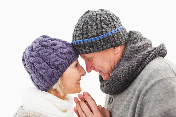 Kış giysileri kucaklayan mutlu olgun çift — Stok fotoğraf