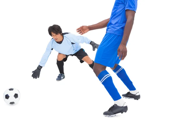 Piłkarz niebieski uderzając w opiekun — Zdjęcie stockowe