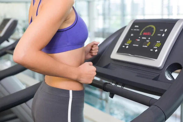 Fit mujer corriendo en la cinta de correr —  Fotos de Stock