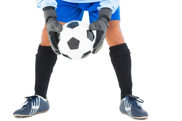 Goleiro em azul segurando bola — Fotografia de Stock