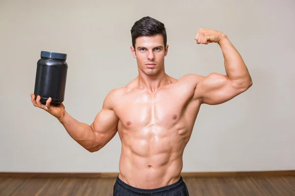 肌肉男和营养补充剂，在健身房的合影 — 图库照片