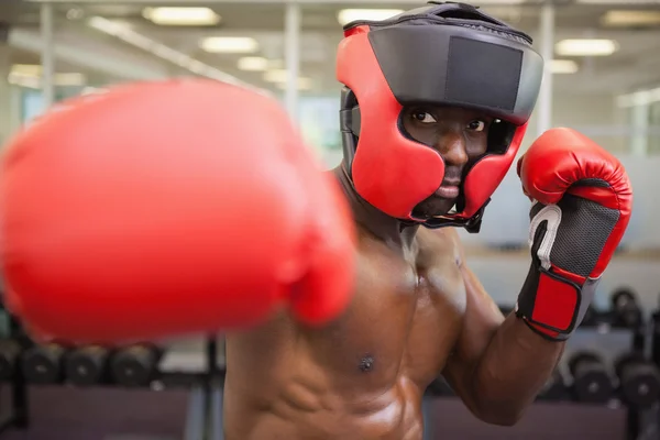 Boxer masculino atacando com seu direito — Fotografia de Stock