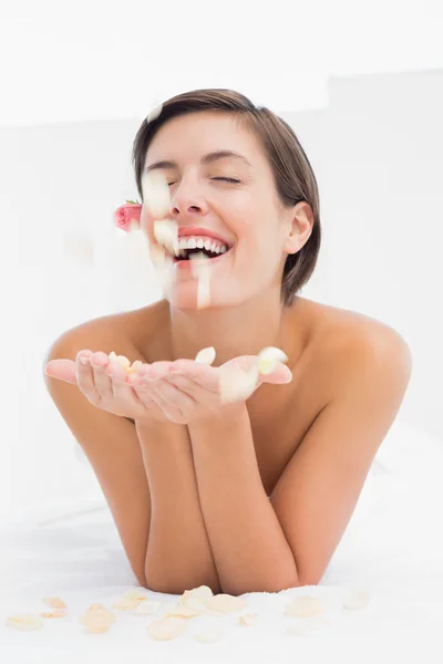 Belle femme heureuse avec des pétales de fleurs — Photo