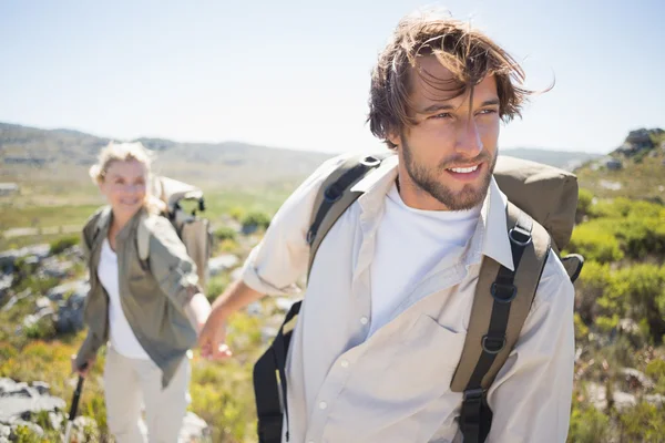 Paar lopen op berg terrein — Stockfoto