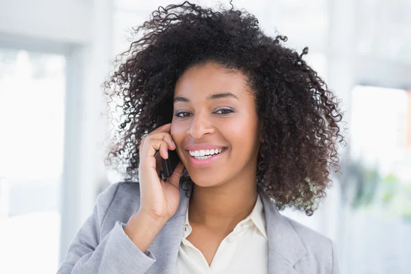 Gelegenheitsunternehmerin telefoniert lächelnd in die Kamera — Stockfoto