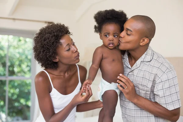 Gelukkige ouders met hun babymeisje — Stockfoto