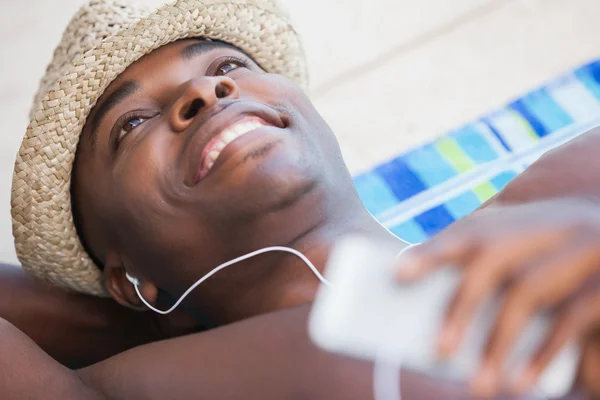 Hombre sin camisa sonriendo y escuchando música —  Fotos de Stock