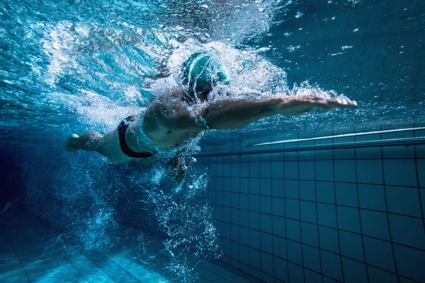 Fitter Schwimmer trainiert selbst — Stockfoto