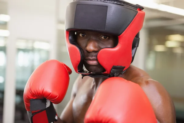 Boxer masculino em posição defensiva — Fotografia de Stock