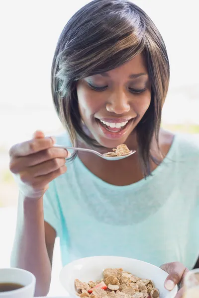 Hübsche Frau frühstückt draußen — Stockfoto