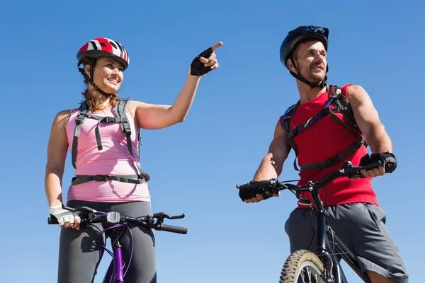 Fit cyclist couple standing at the summit — Stock Photo, Image