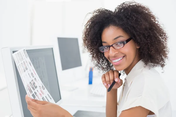 Editor de fotos bonita sorrindo para a câmera na mesa — Fotografia de Stock