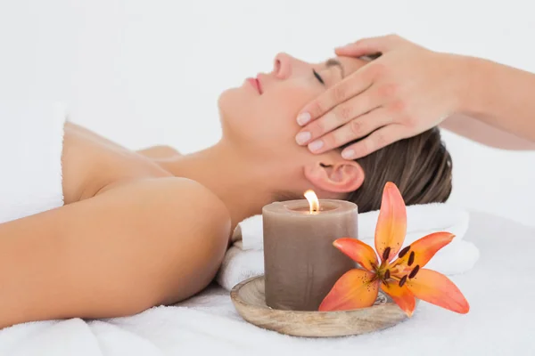 Attractive woman receiving head massage at spa center — Stock Photo, Image