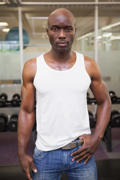 Hombre muscular grave en el gimnasio —  Fotos de Stock