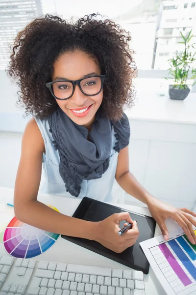 Jolie créatrice travaillant à son bureau — Photo