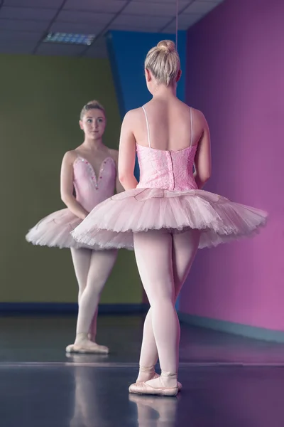 Gracieuze ballerina permanent in eerste positie voor spiegel — Stockfoto