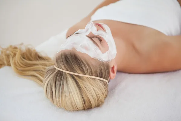 Hermosa rubia recibiendo un tratamiento facial — Foto de Stock