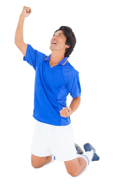 Jogador de futebol em azul celebrando — Fotografia de Stock