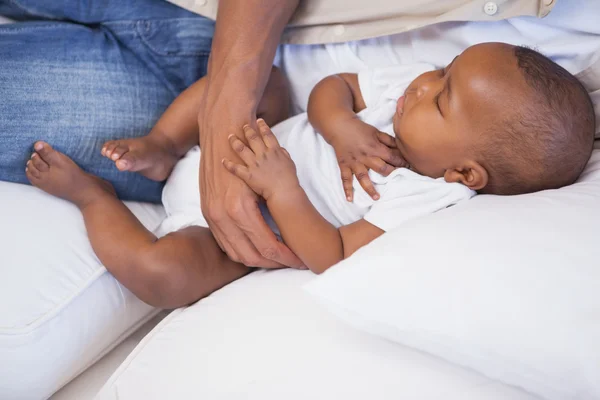 Feliz pai cochilando com bebê filho no sofá — Fotografia de Stock