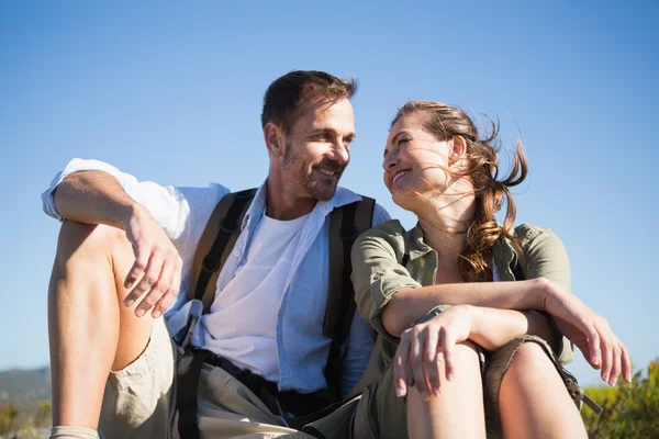 Hiking couple sitting and smiling at each other — Stock Photo, Image
