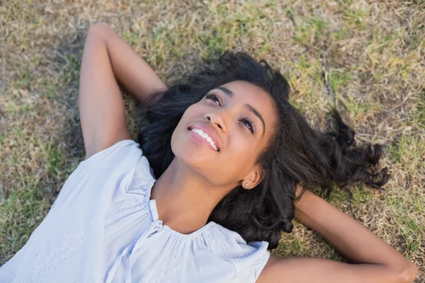 Casual bonita mujer acostada en la hierba — Foto de Stock