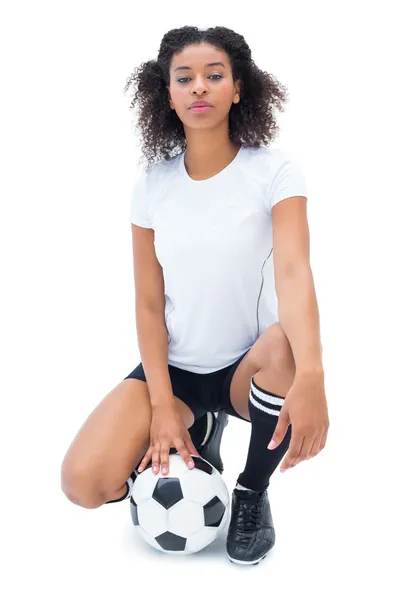Jolie joueuse de football tenant le ballon — Photo