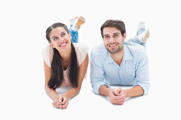 Atractiva pareja joven sonriendo mirando hacia arriba — Foto de Stock