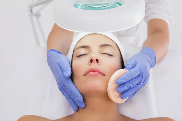 Hands cleaning woman's face with cotton swab — Stock Photo, Image