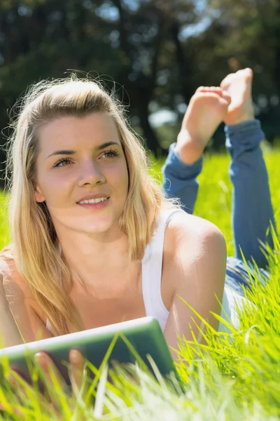 Hübsche Blondine mit ihrem Tablet — Stockfoto