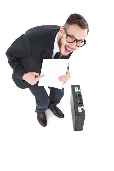 Geeky sonriente empresario mostrando papel — Foto de Stock