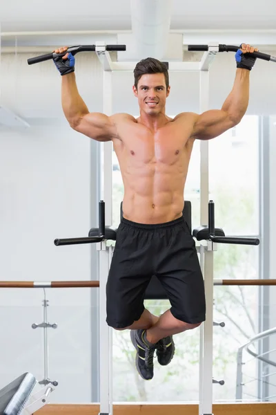 Shirtless construtor de corpo masculino fazendo pull ups — Fotografia de Stock