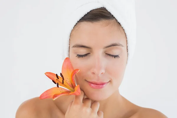 Close up of a beautiful woman holding flower — Stock Photo, Image