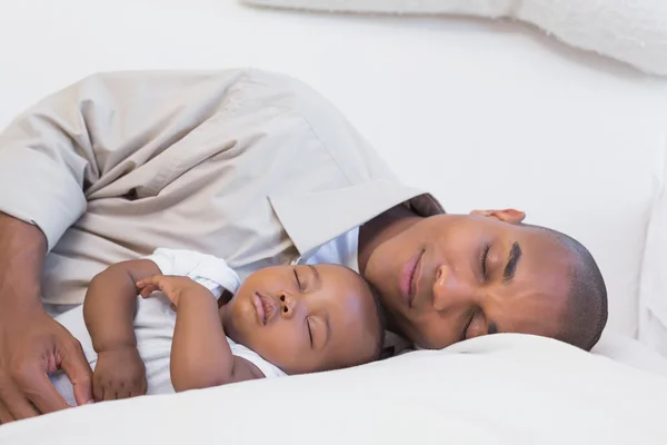 Feliz jovem pai com bebê filho no sofá — Fotografia de Stock