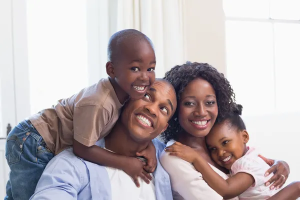 Família feliz posando no sofá juntos — Fotografia de Stock