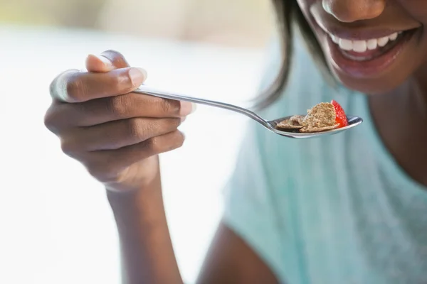 Smiling woman eating cereal outside — Stock Photo, Image