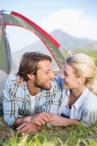 Paar liegt im Zelt und will sich küssen — Stockfoto