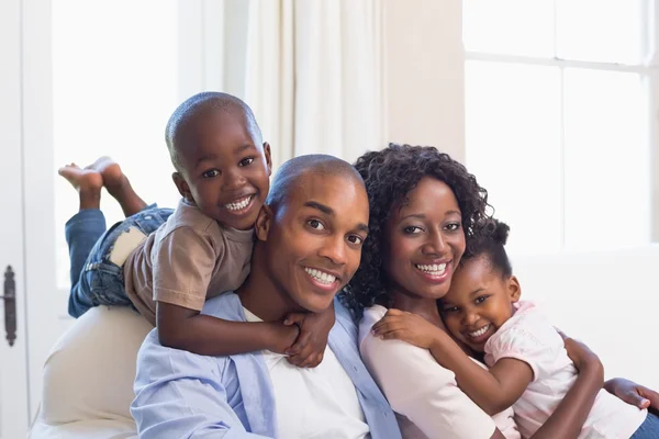 Familia feliz posando juntos en el sofá — Foto de Stock