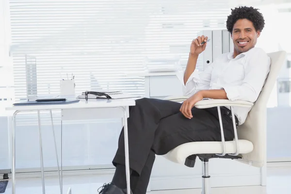 Empresário feliz sorrindo para a câmera na mesa — Fotografia de Stock