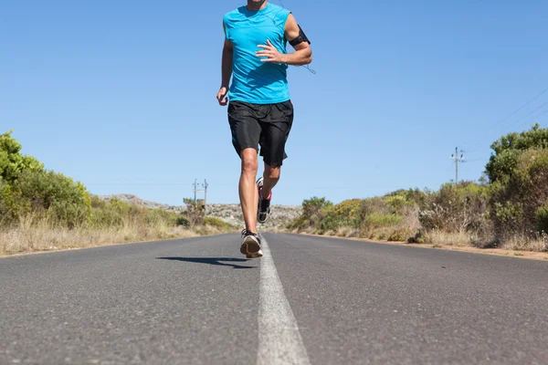 Homme athlétique jogging sur la route ouverte — Photo