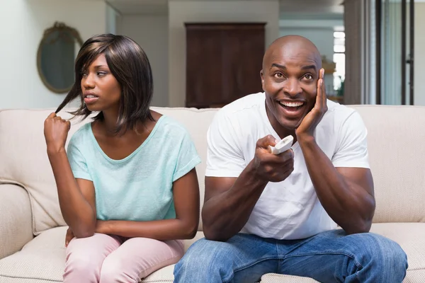 Woman sitting next to her boyfriend watching tv — Stock Photo, Image