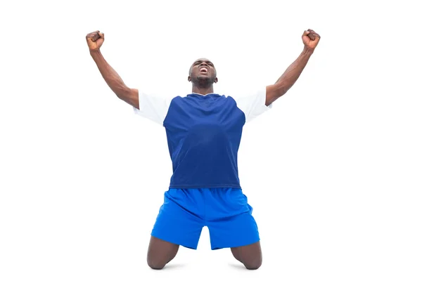 Pemain sepak bola dengan warna biru merayakan kemenangan — Stok Foto