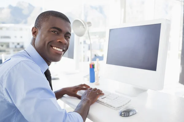 Glad affärsman arbetar på sitt skrivbord — Stockfoto