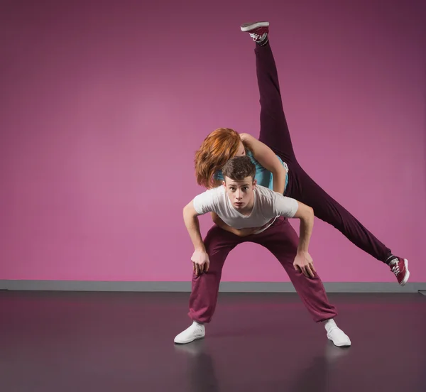 Cool break dance couple dancing together — Stock fotografie