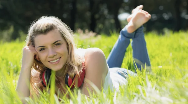 Hübsche Blondine mit Kopfhörer um den Hals — Stockfoto